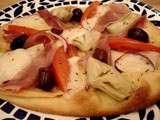 Pizza au prosciutto, artichaut, chèvre et kalamata