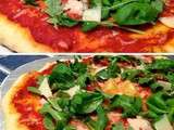 Pizza marinara garnie de roquette et de fromage romano