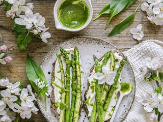 Tartine asperges poêlées, fromage végétal & ail des ours