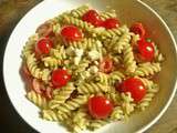 Pates au pesto, tomates cerises et chèvre frais