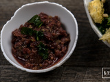 Tartare de bœuf et d’anchois, huile de chorizo et ail des ours