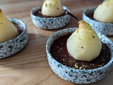 Poires pochées et soupe au chocolat