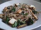 Poêlée de nouilles soba, kale, shiitakes et tofou mariné à la japonaise