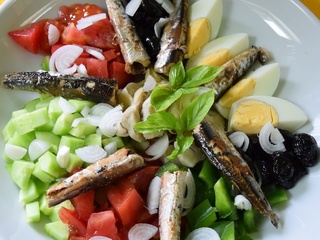 Salade niçoise... la vraie ? En tout cas ig bas