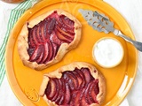 Tarte rustique aux prunes, pâte sucrée à l’huile d’olive & poussière de lune