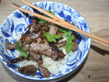 Bol de riz coréen à la poitrine de bœuf marinée