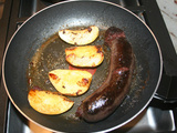 Boudin noir de Mortagne et golden flambés au Calvados