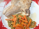 Côte de veau en cocotte et sa garniture petits pois & jeunes carottes