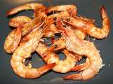 Grosses crevettes ou gambas au four sur lit de gros sel