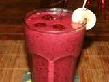 Milk-shake bananes, fruits rouges et lait au riz