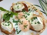 Oeufs cassés sur toasts de chèvre chaud