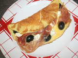 Omelette jambon Serrano, féta, olives noires