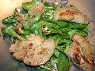 Salade de foie de lapin aux pissenlits, ail des ours, ciboulette