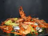 Salade de gambas et anchois, concombre et carotte râpée