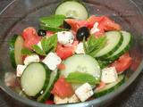 Salade feta, tomate, concombre, pastèque, olives noires, menthe