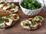 Bruschetta aux aubergines rôties, tomates séchées et roucoulons boisé