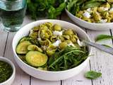 Pâtes au pesto, courgettes, mozzarella et roquette