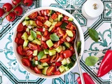 Salade de concombre, poivron rouge et tomates cerises