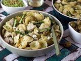 Salade de pâtes au pesto d'asperges vertes, poulet grillé, feta et olives