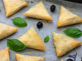 Samoussas au poulet, feta et olives
