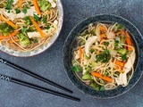 Soupe asiatique au poulet, nouilles et légumes