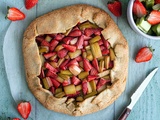 Tarte rustique à la fraise et rhubarbe