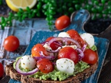 Avocado toast caprese : tartine avocat, tomates et mozzarella (facile et rapide)