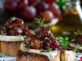 Crostinis aux raisins rouges et chèvre