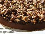 Gateau au chocolat, streusel cacao et noisettes caramelisees