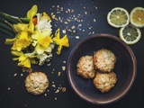 Biscuits aux copeaux blancs de citron vert et de noix de macadamia