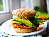 Burgers de chou frisé, haricots avec quartiers de patates douces