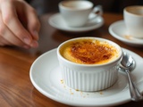 Mini crème brûlée : la recette facile pour un café gourmand parfait