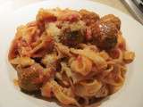 Tagliatelle avec saucisse, champignons et tomates