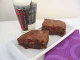 Brownies au chocolat au lait, éclats de chocolat noir et framboises