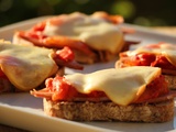 Bruschetta à la mortadelle et à la scarmoza fumée