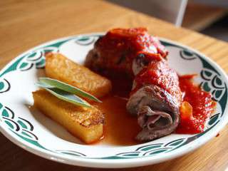 Saltimbocca au fromage , sauce tomate et sauge et polenta croustillante