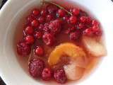 Soupe de pêches aux fruits rouges