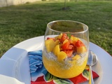 Graines de Chia, mangue et fraises pour un dessert facile