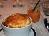 Soufflé au saumon accompagné de son jus de tomates fraîches