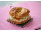 Et si on brunchait ? Bagel au chèvre frais, saumon fumé et concombre