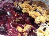 Crumble aux cerises et pistaches