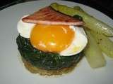 Asperges sur toast, jeunes feuilles d'epinards et oeuf poche