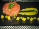 Charlotte de saumon fume, avocat, sauce  a la mangue