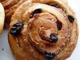 Brioche cannelle, noix et raisins secs