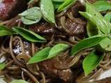 Wok de nouilles soba au boeuf