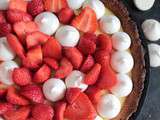 Tarte à la crème de citron, fraises gariguette et meringues