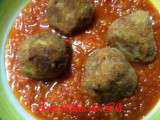 Boulettes d'aubergine au poulet en sauce tomate