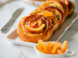 Brioche roulée à la crème raisins secs et orange confite