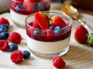 Panna cotta vanille au coulis de fruits rouges