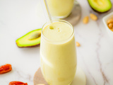 Smoothie avocat, dattes et amandes